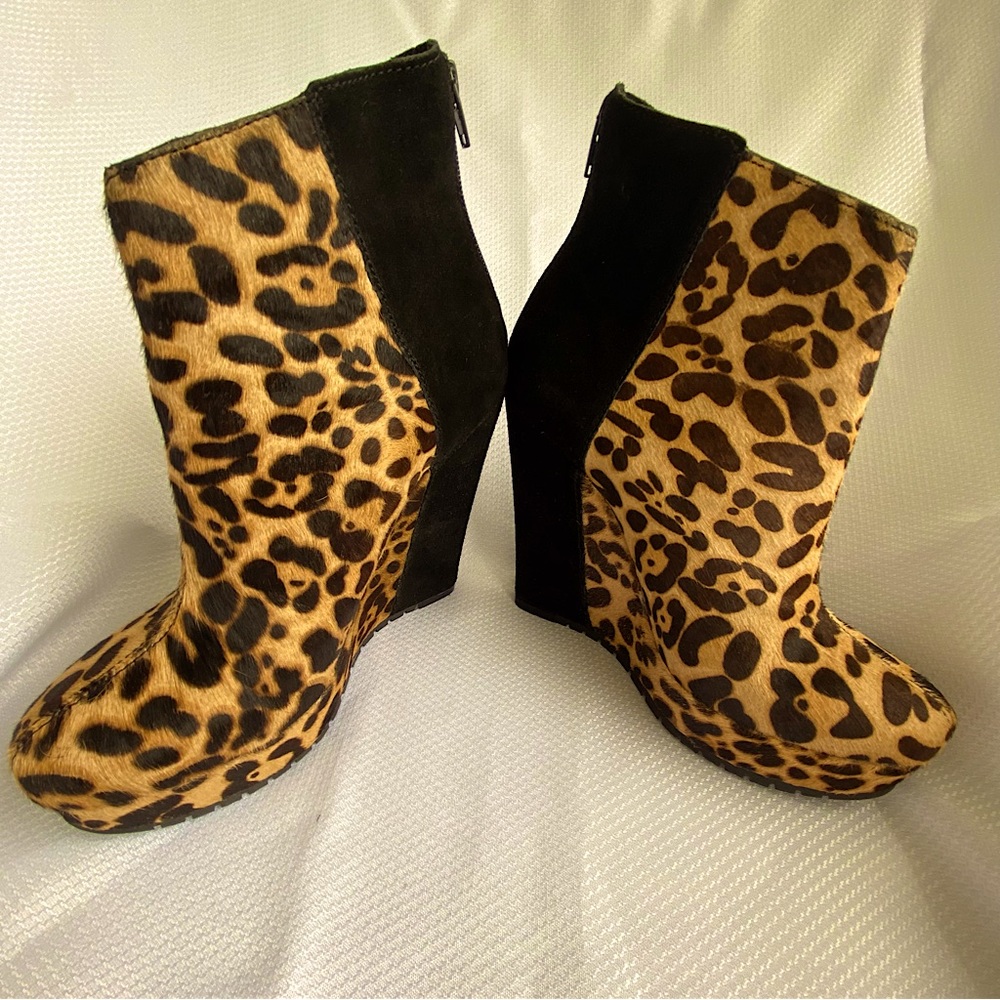 Kelsi Dagger Leopard Print Ankle Boot size 9, features black back with zipper.
